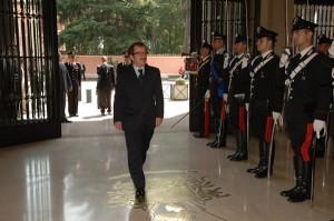 Il ministro dell'Interno Roberto Maroni visita un comando dei carabinieri (fonte image: interno.it)