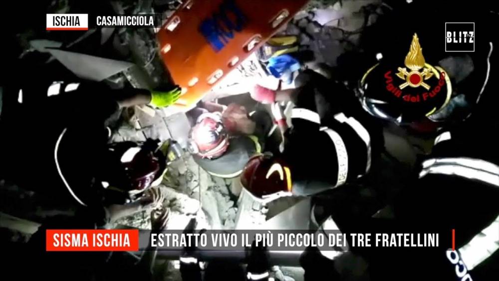 Sisma Ischia: 2 morti, 2600 sfollati, salvati i 3 bambini