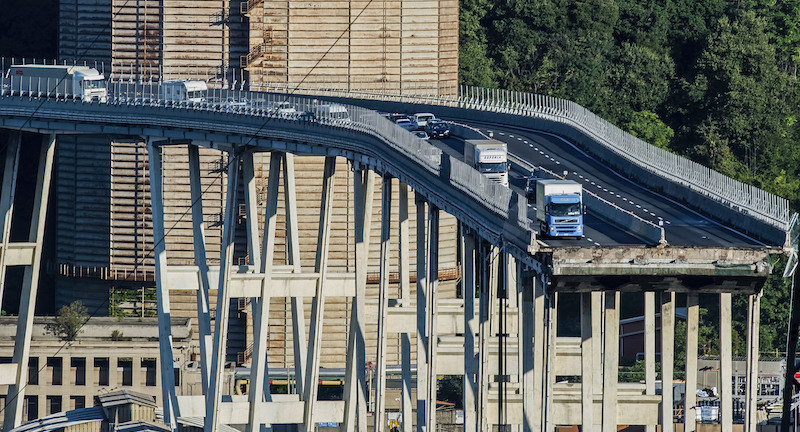 Collapse of the Morandi motorway bridge in Genoa 15 August 2018 - Fonte image Il Post
