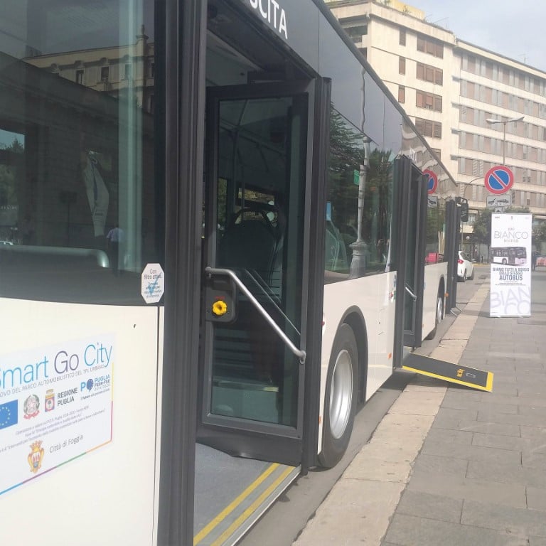 Foggia: al quartiere Cep sassaiola contro autobus pieno di passeggeri