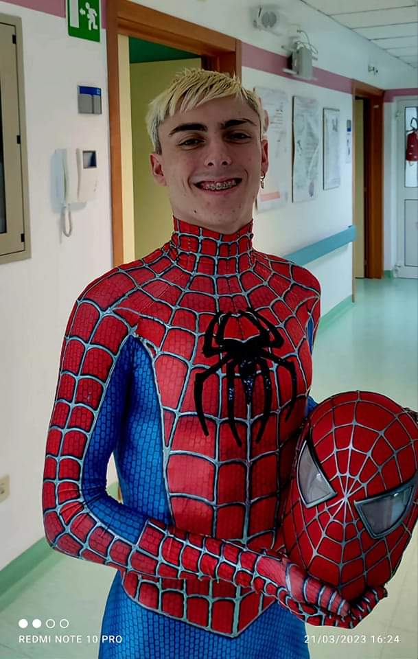 Francesco di Carapelle vestito da Spider-Man porta il sorriso ai bambini