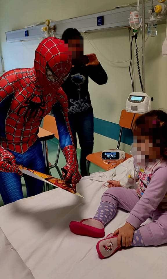 Francesco di Carapelle vestito da Spider-Man porta il sorriso ai bambini