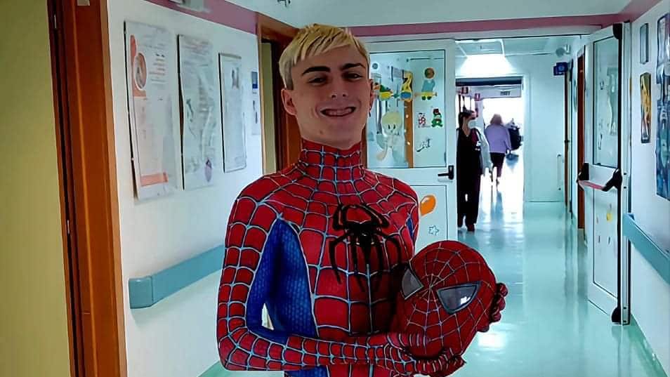 Il Papa saluta giovane 'spiderman' di Carapelle a Piazza San Pietro