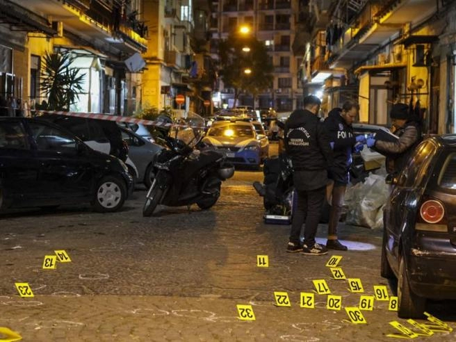 Napoli, oltre 80 colpi di pistola sparati in strada contro un 18enne. Indagini in corso, 5 fermi. Feriti l'obiettivo dei killer e una passante | Corriere.it
