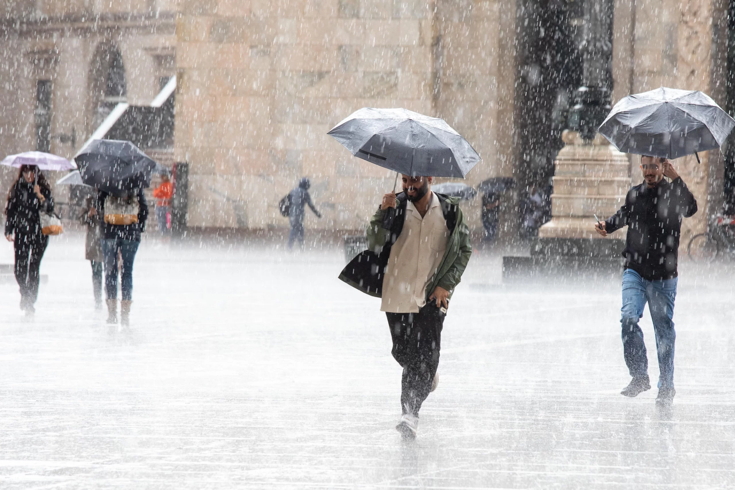 FOGGIA - Due giorni di pioggia sull'Italia in un quadro meteo che oggi e domani cambia rispetto al weekend appena trascorso. Dal caldo anomalo alla grandine (anche neve sulle Alpi), poi sarà di nuovo anticiclone africano con un mese di aprile travestito da giugno.