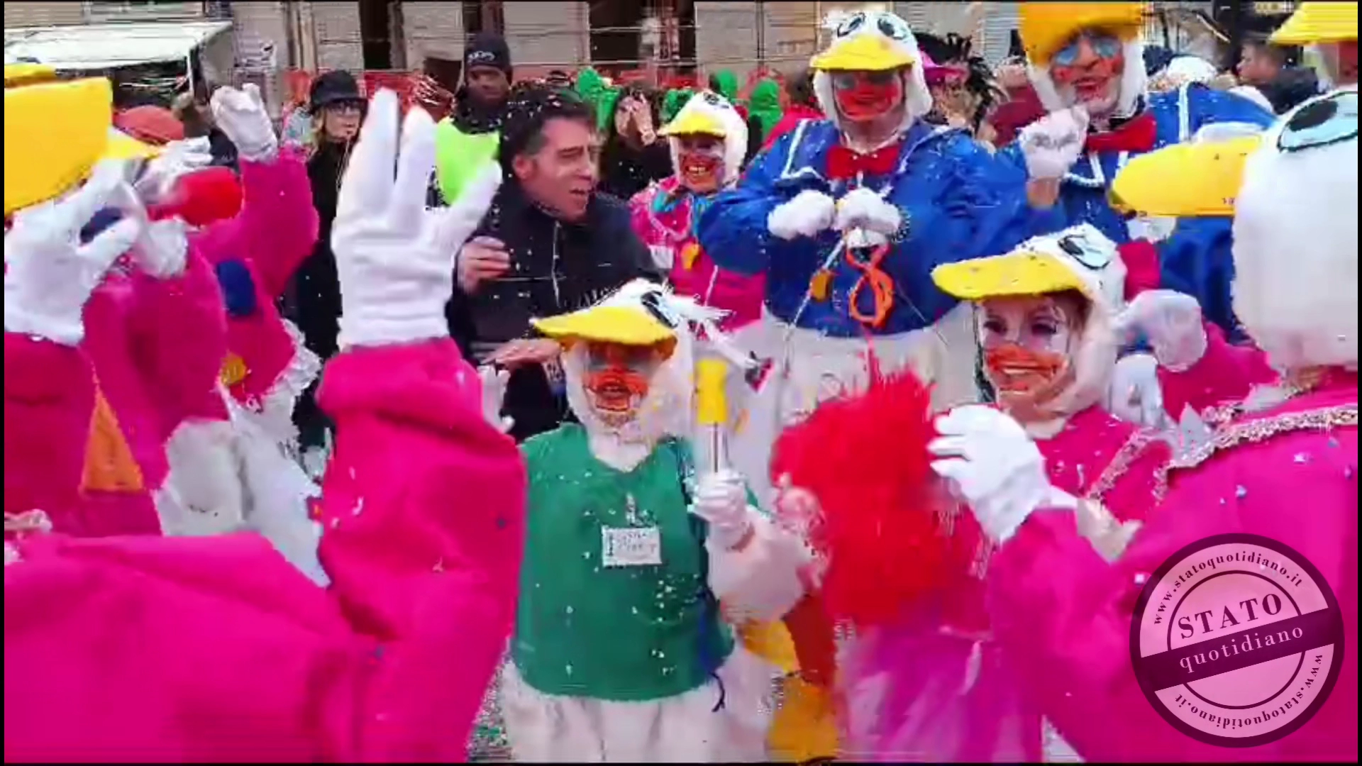 "Il popolo dei coriandoli". Grandissimo successo per il Carnevale di Apricena su StatoQuotidiano.it