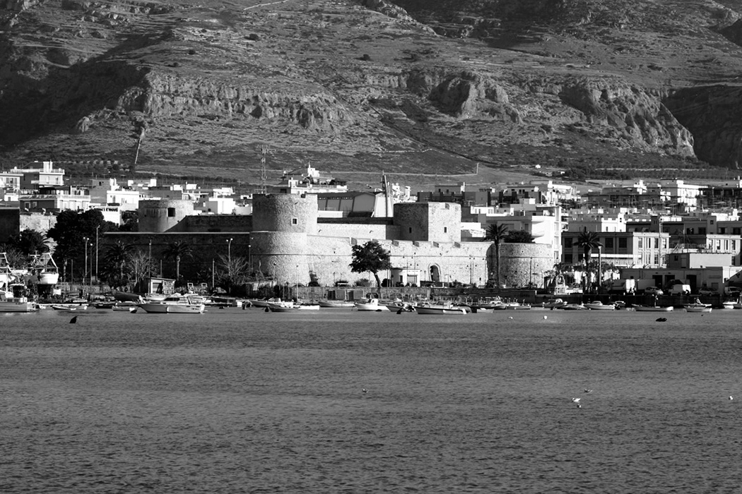 Un sole nero copre Manfredonia (e il Meridione), e i giovani se ne vanno