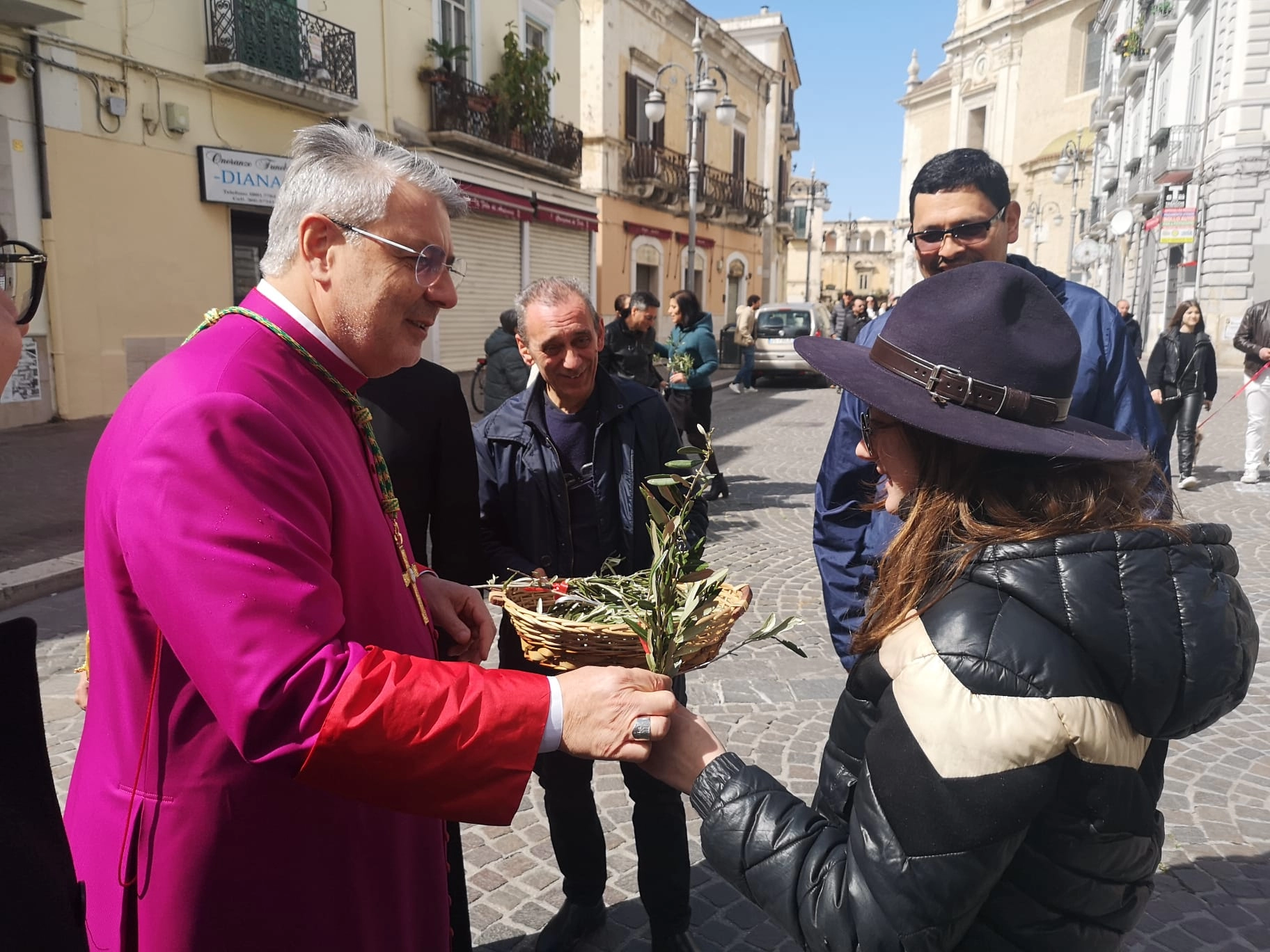 Foggia. L’Arcivescovo Ferretti in strada tra la gente per la pace (fotogallery)