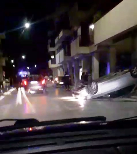 Lucera, auto si capovolge su via Napoli, ferito conducente. "Efess uagliò!" (VIDEO)