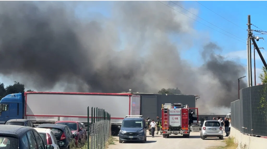 Bari: incendio in un opificio della zona artigianale