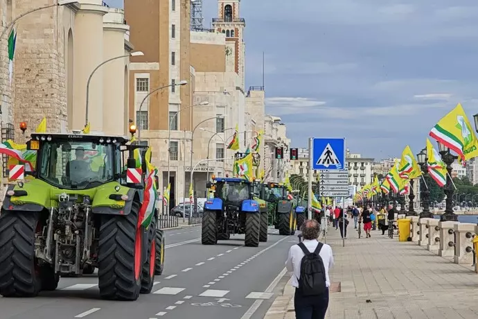 Agricoltori protestano a Bari contro le emergenze agricole