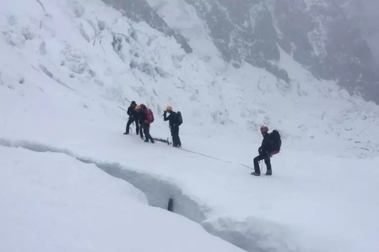 Monte Bianco: precipita per 100 metri e muore. Raccoglieva fondi per bimbi malati