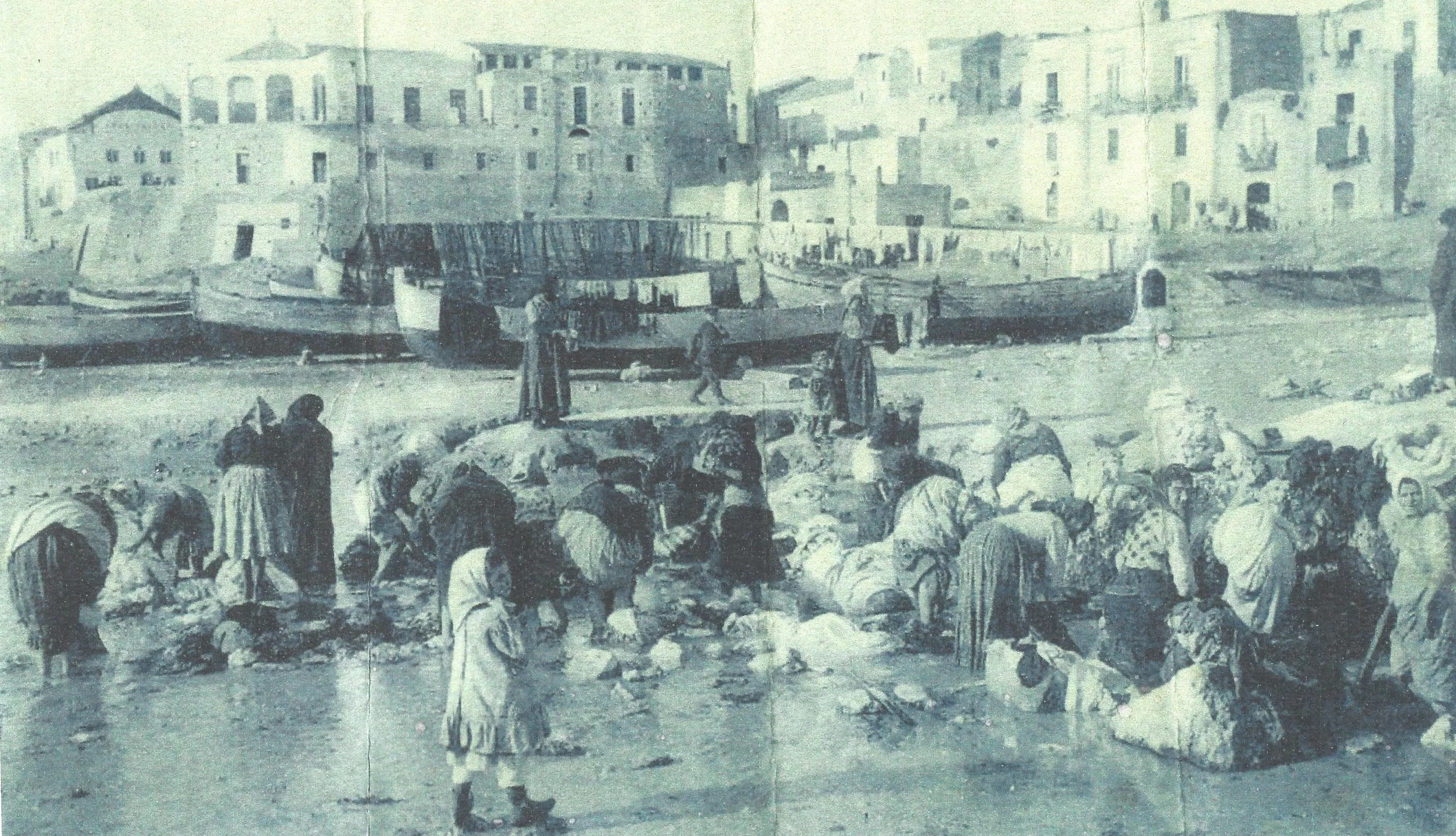 COPERTINA-Manfredonia-1910-Popolane alla sorgente -a mere, alla vanne u purte- in zona Mandracchio