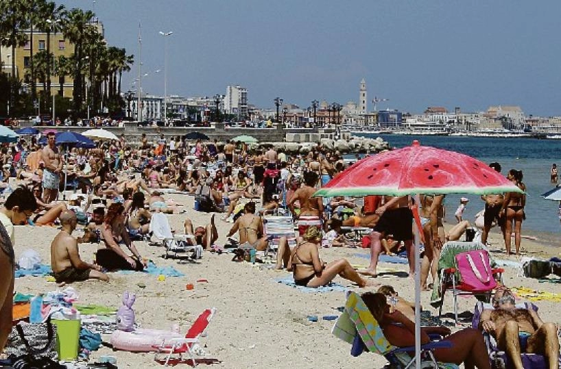 Bari: turisti vittime di furti e borseggi in spiaggia