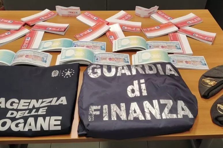 Pensionato in frontiera con 10 milioni di dollari, denunciato