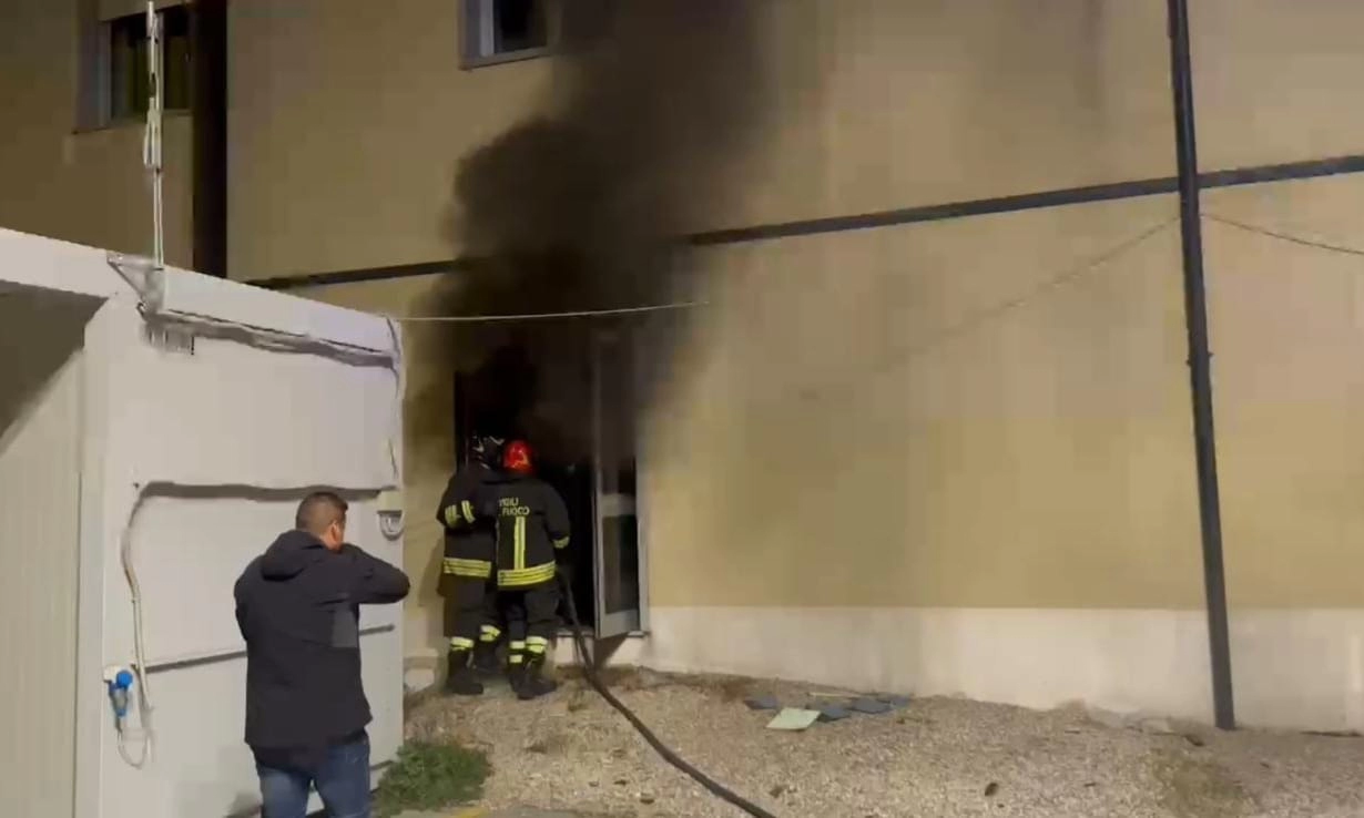 Fiamme nella notte nel presidio territoriale d'assistenza di San Marco in Lamis (FOTO)