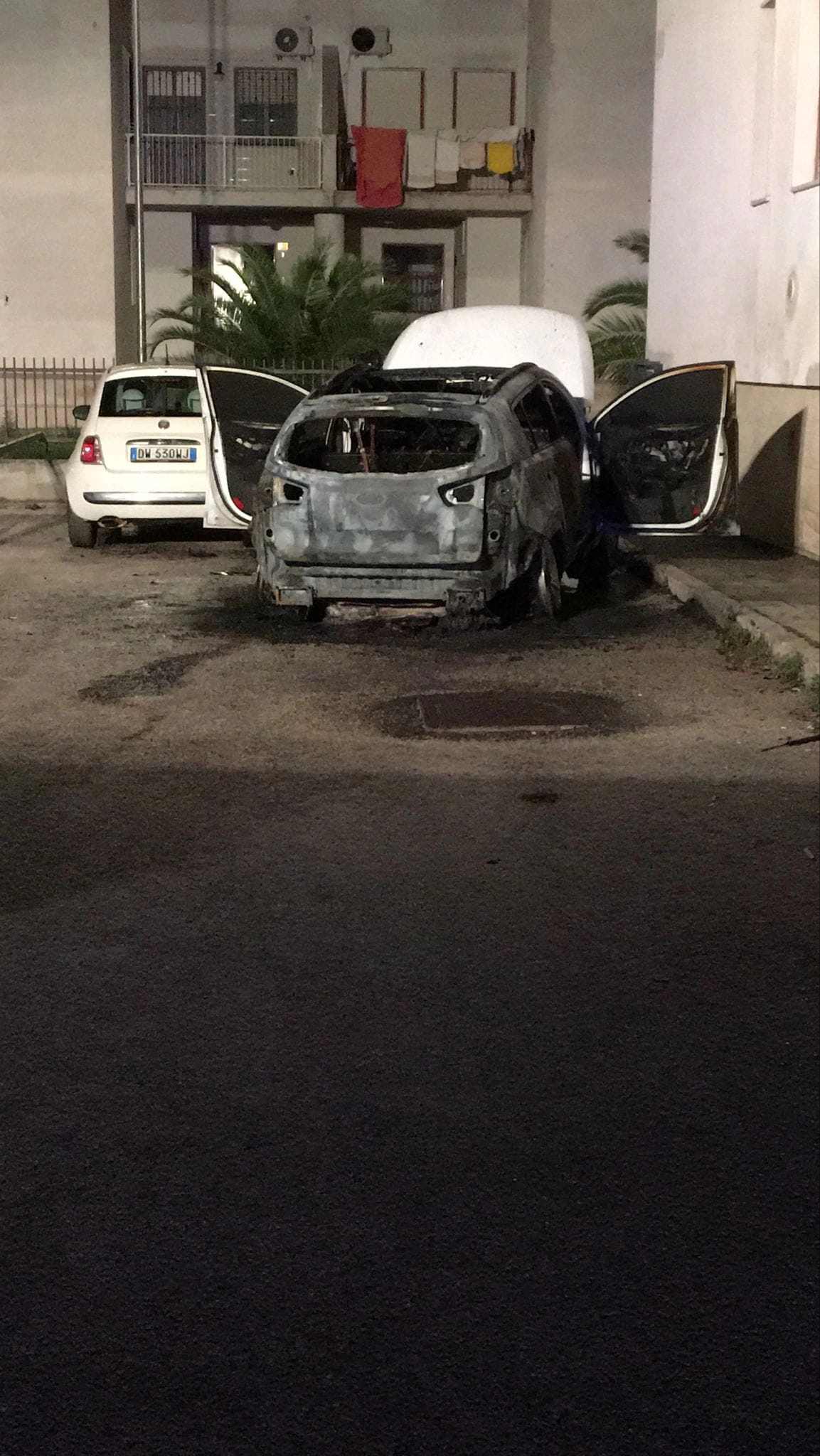 Manfredonia: incendio doloso nella notte, auto in fiamme nei pressi della Chiesa San Carlo