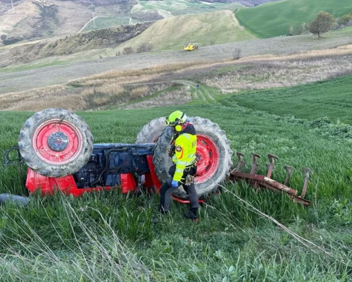 Si ribalta il trattore, muore agricoltore 32enne